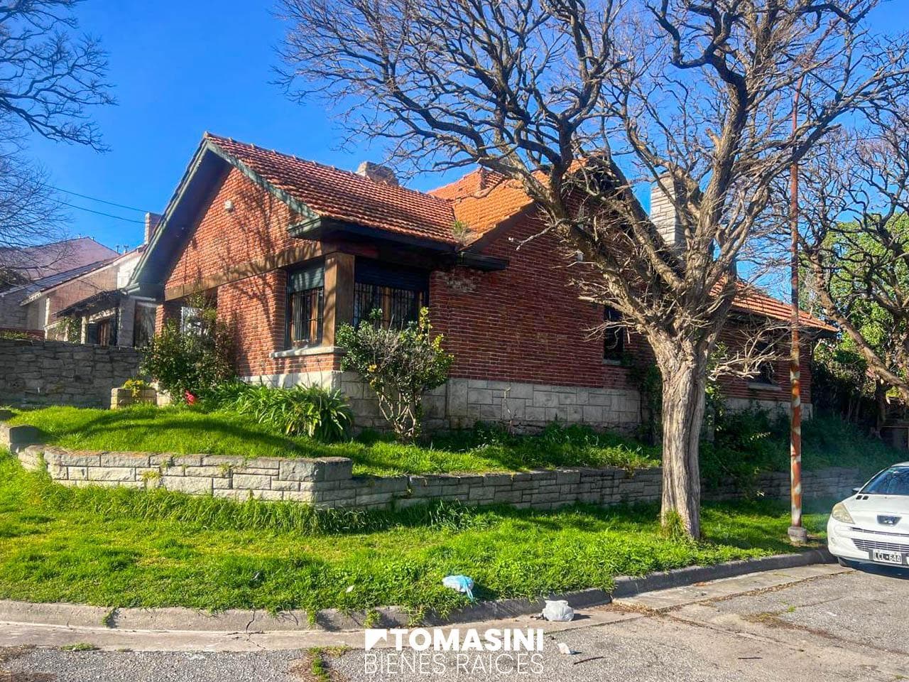 4-ROOM HOUSE ON TWO STORIES WITH A GARAGE AND A YARD