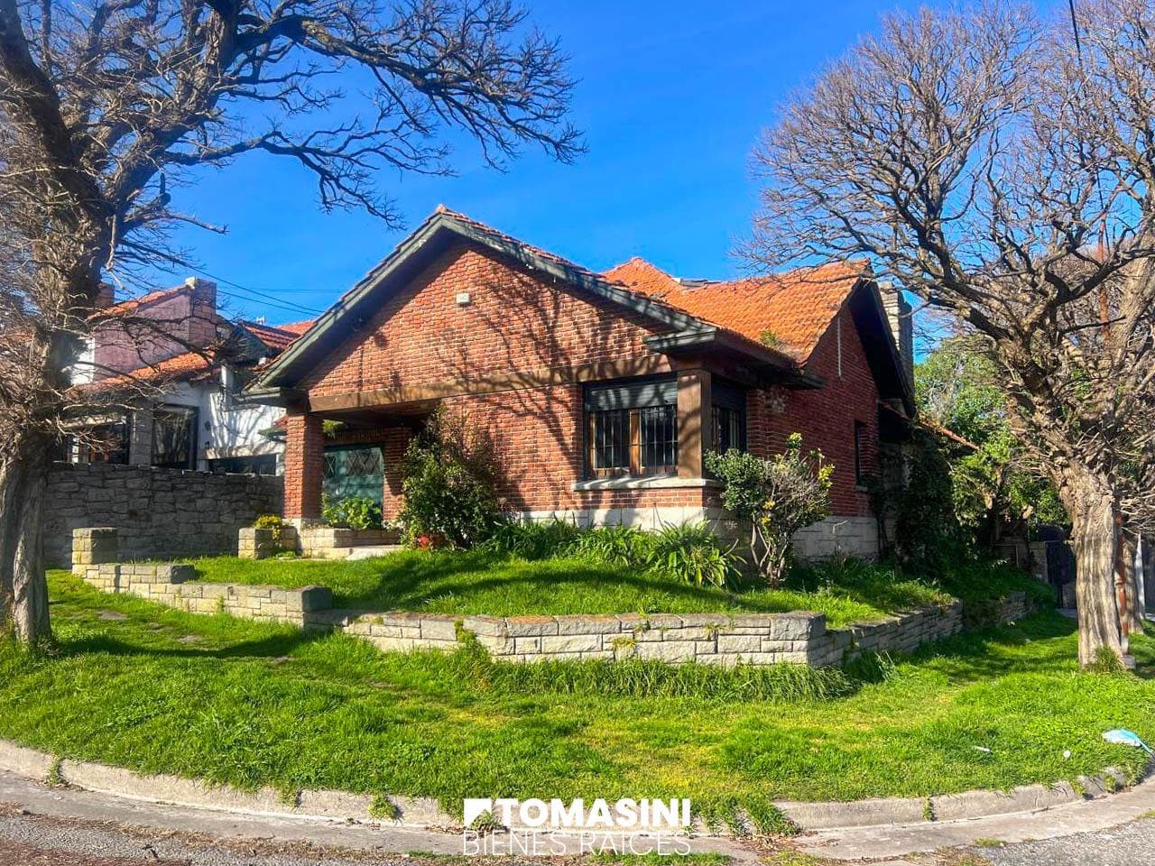 4-ROOM HOUSE ON TWO STORIES WITH A GARAGE AND A YARD