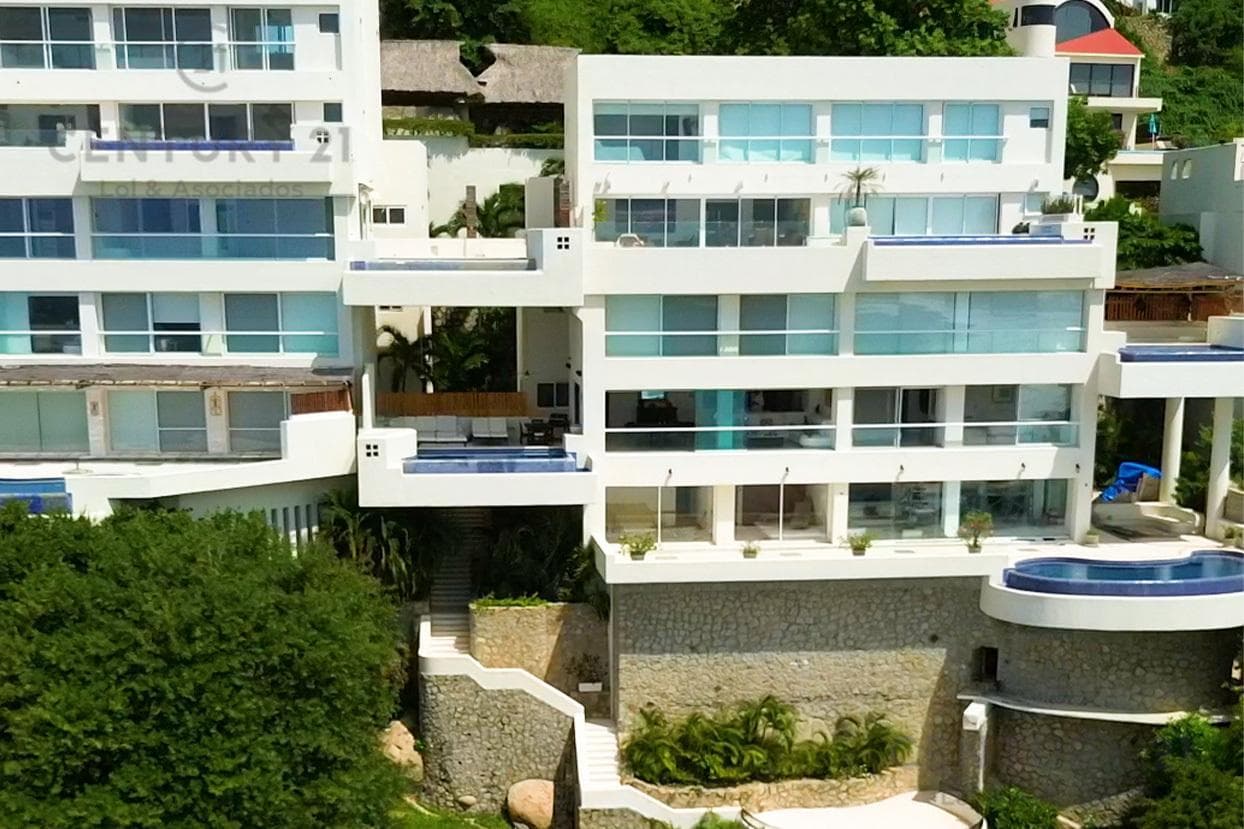 Villa for Sale with Ocean Views and Direct Beach Access in Real Diamante