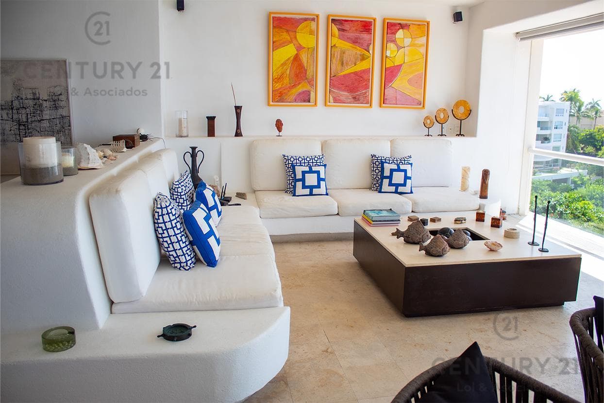 Villa for Sale with Ocean Views and Direct Beach Access in Real Diamante