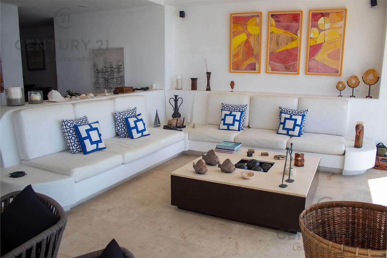 Villa for Sale with Ocean Views and Direct Beach Access in Real Diamante