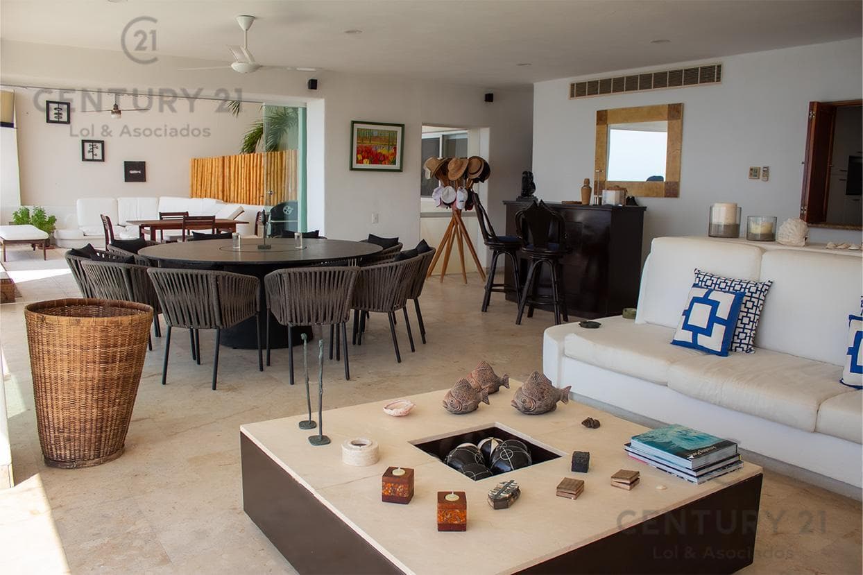 Villa for Sale with Ocean Views and Direct Beach Access in Real Diamante