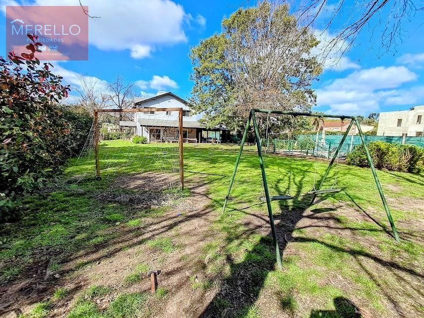 House with a pool and large garden, short-term rental
