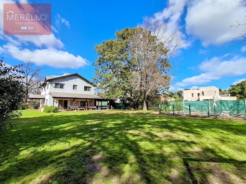 House with a pool and large garden, short-term rental
