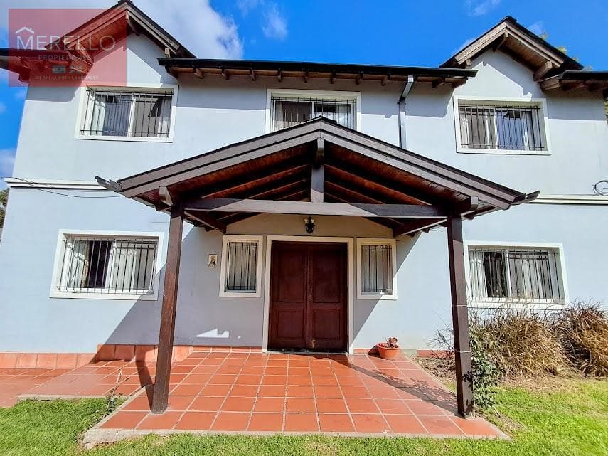 House with a pool and large garden, short-term rental