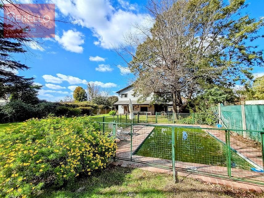 House with a pool and large garden, short-term rental