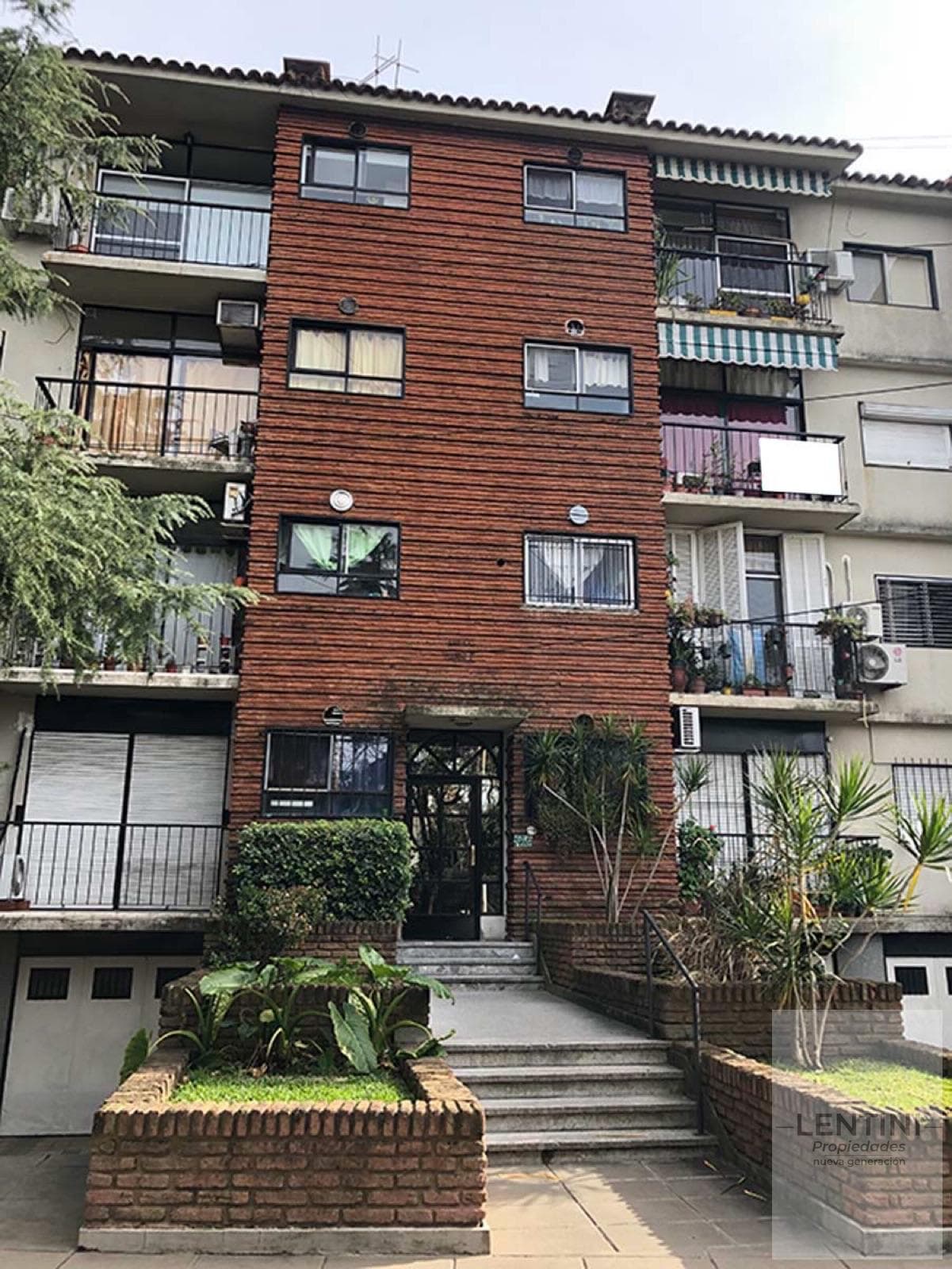 4-room apartment for sale, with a front balcony and a garden in UC