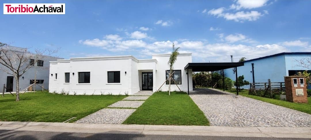 Brand-new house overlooking the lagoon in the San Matías neighborhood