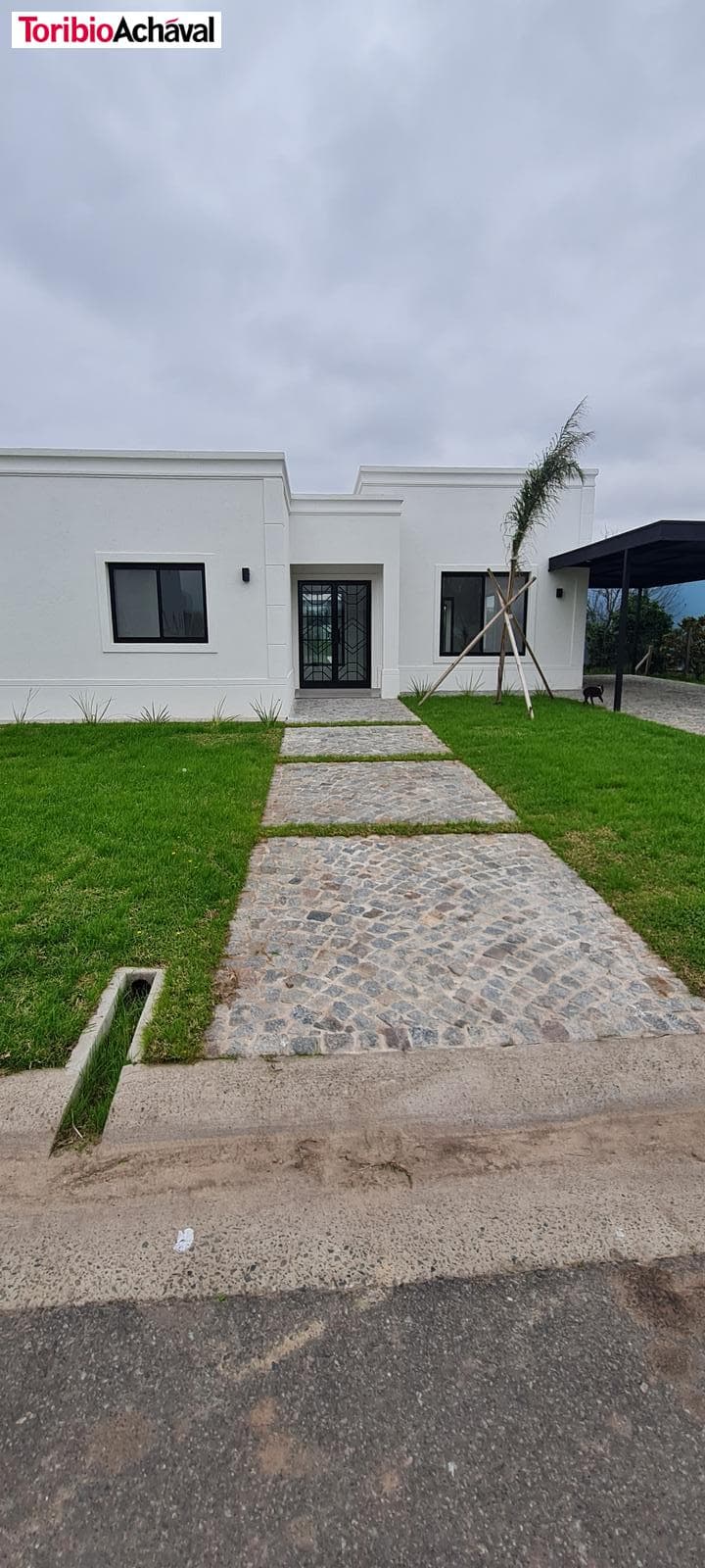 Brand-new house overlooking the lagoon in the San Matías neighborhood