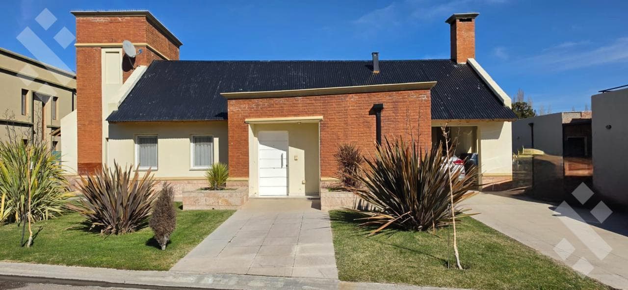 FOR SALE - HOUSE - 3 BEDROOMS - COMAHUE GOLF CLUB GATED COMMUNITY.