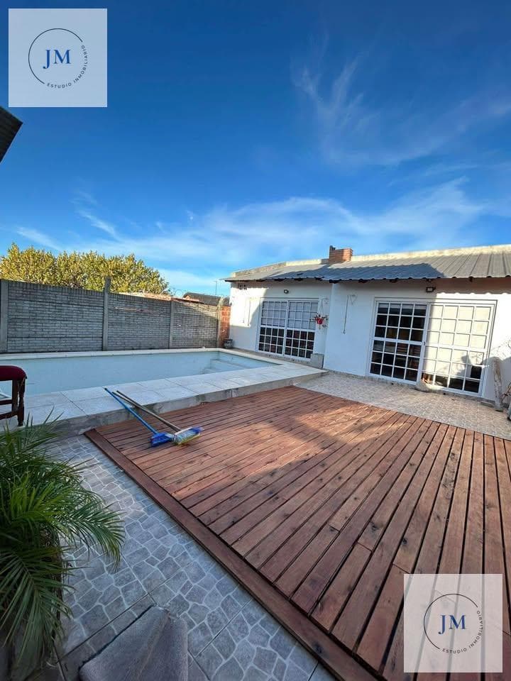 House for sale in Rodriguez, Bicentenario neighborhood, with a pool