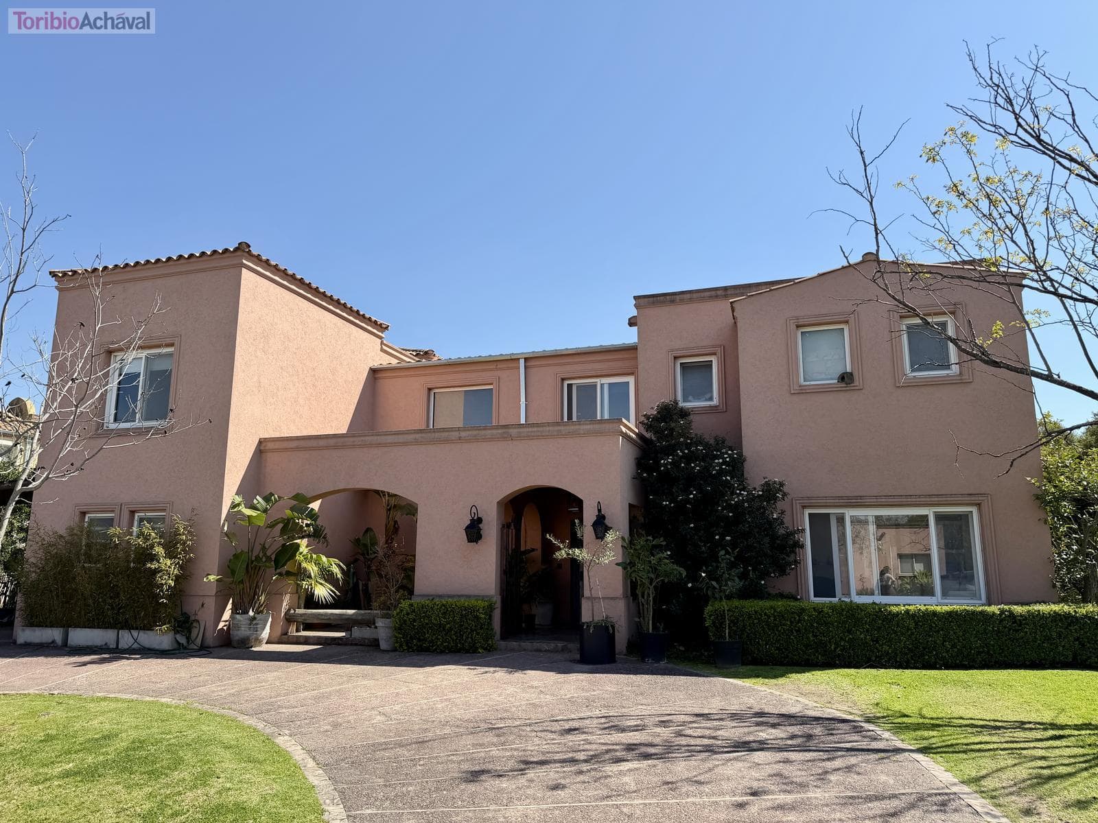 Excellent home in Talar Del Lago I, on an interior lot with 4 bedrooms
