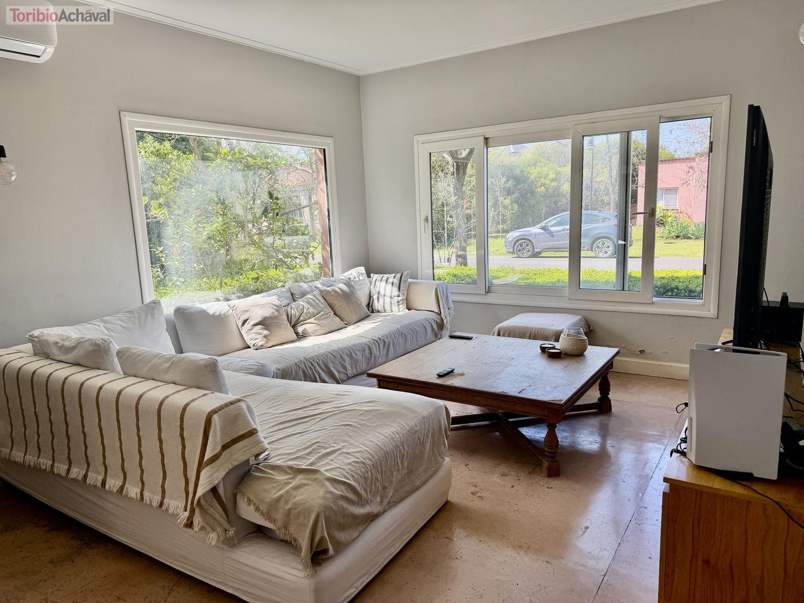 Excellent home in Talar Del Lago I, on an interior lot with 4 bedrooms