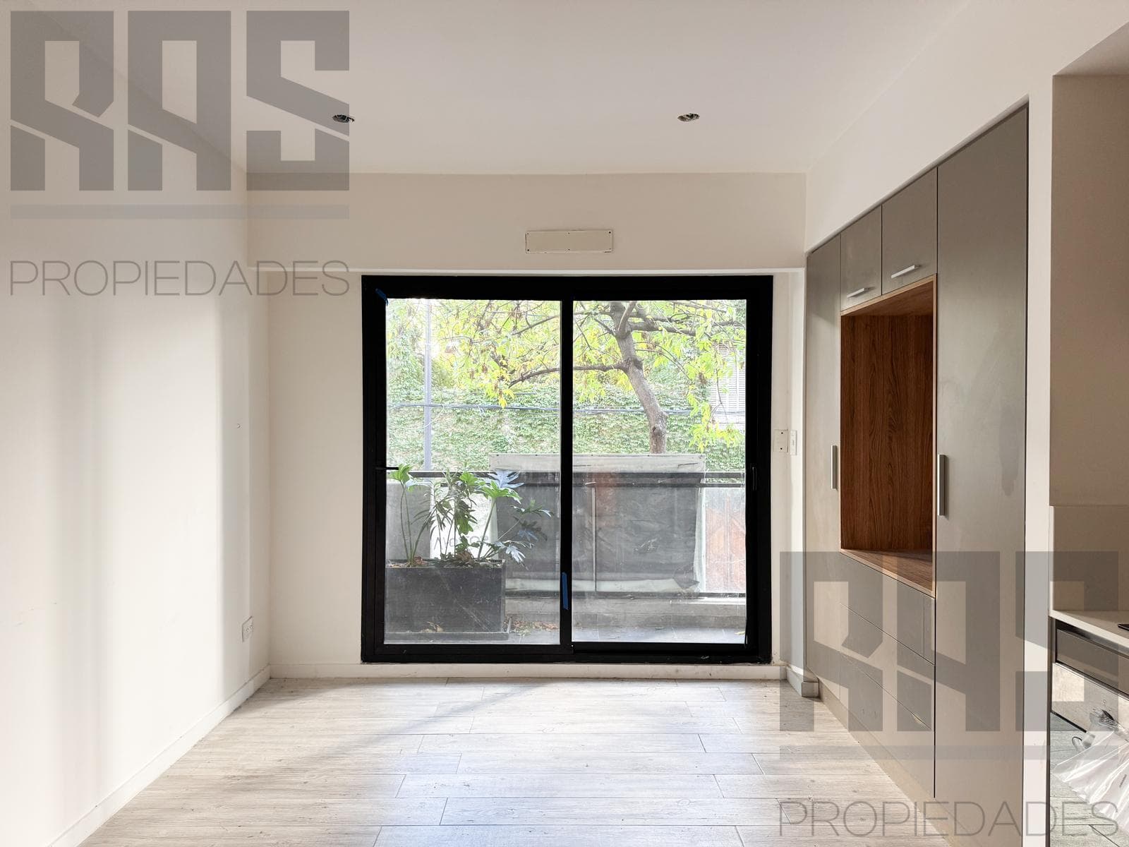 Brand-new 1-room apartment