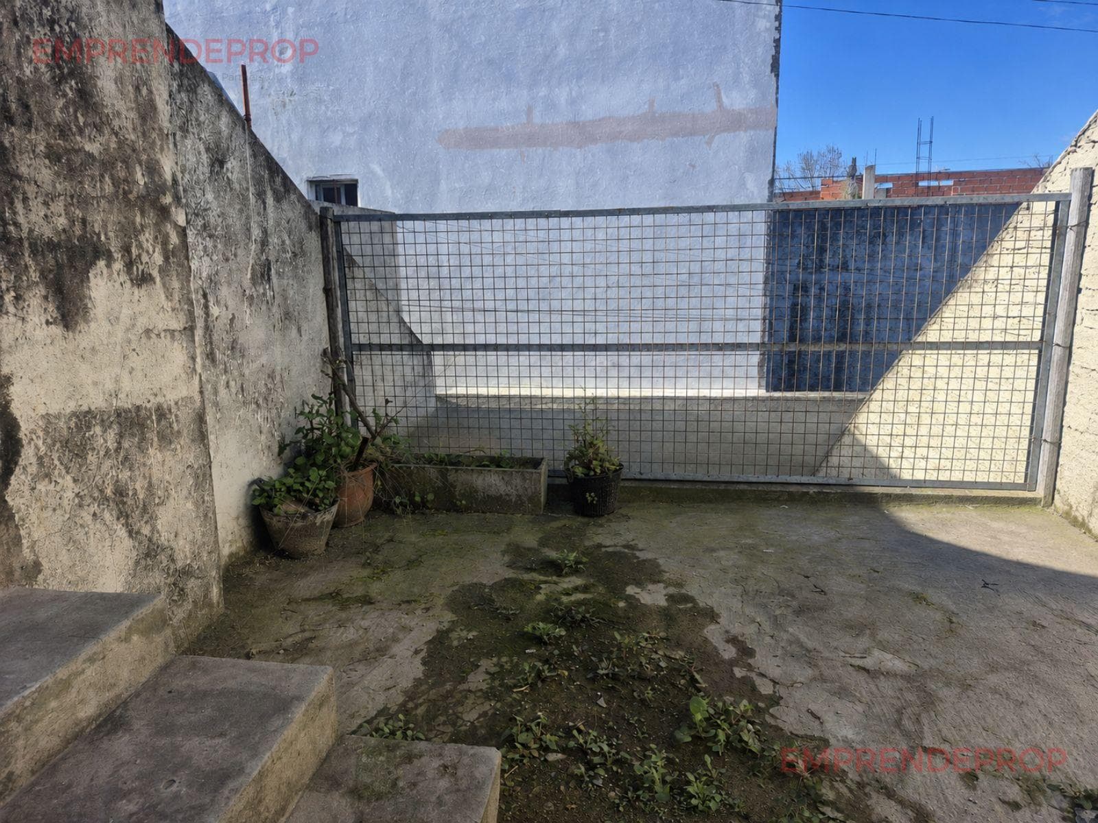 4-room townhouse for sale with a patio and terrace in need of renovation in Wilde