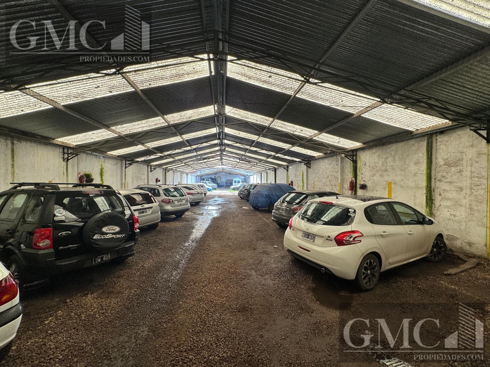 EXCELLENT WAREHOUSE IN A COMMERCIAL AREA