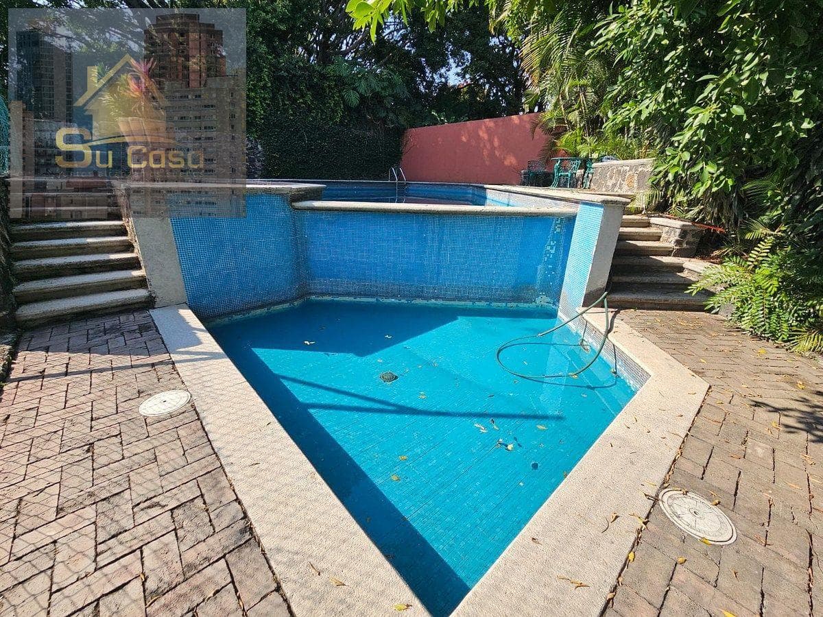 A large house in a great location in Cuernavaca.
