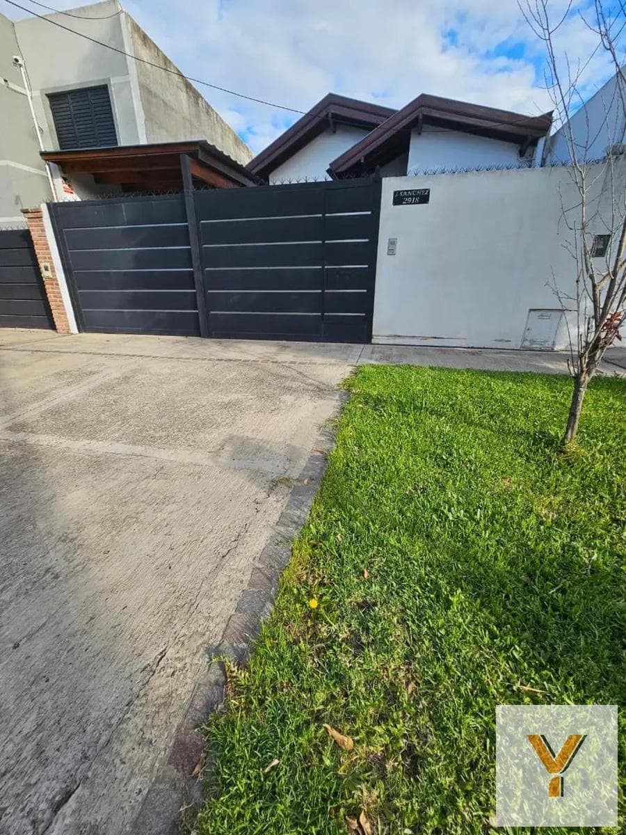 House for Sale - 2 Bedrooms, 1 Bathroom - 170 meters - Almirante Brown