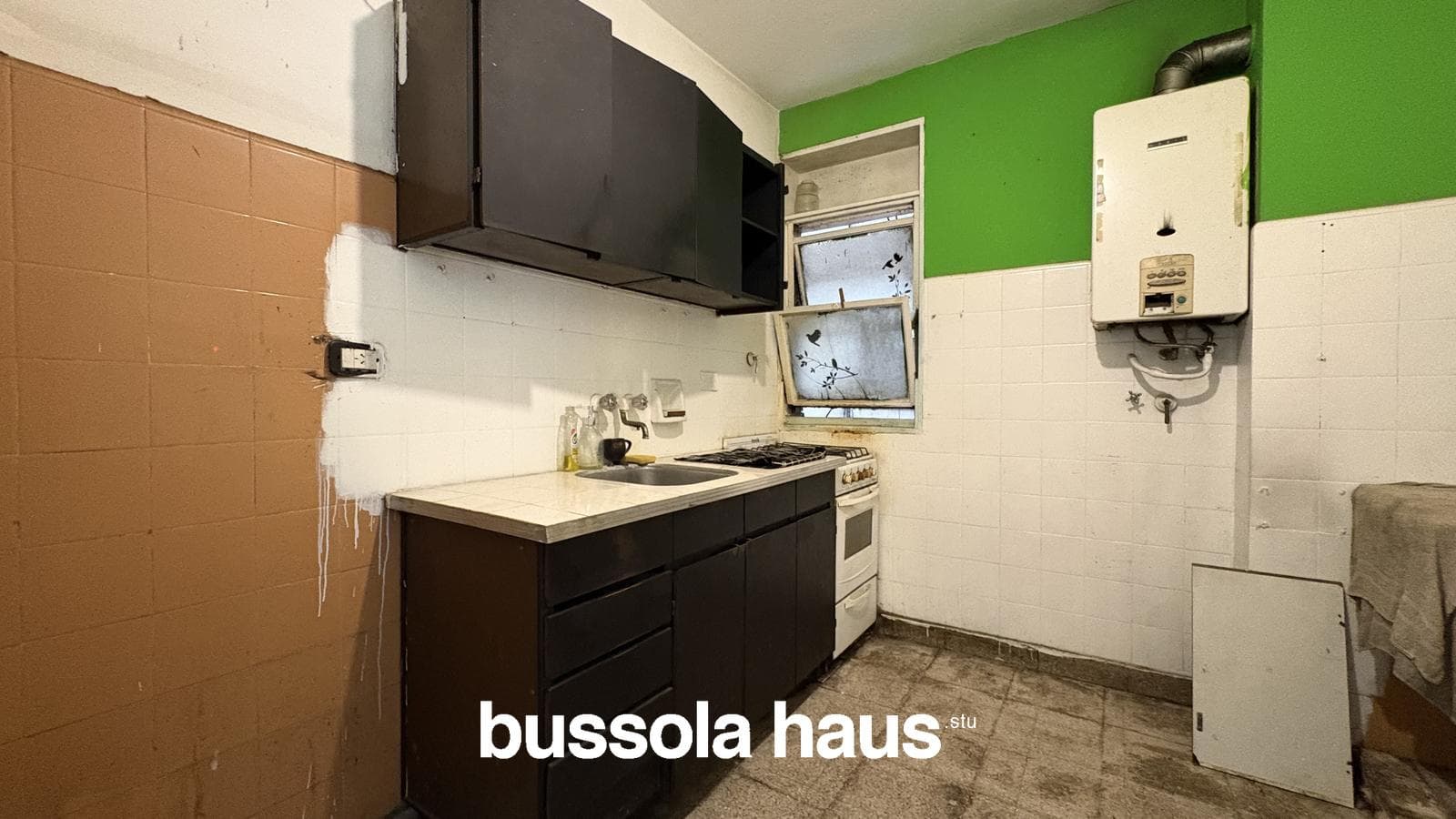 Four-room apartment for sale in Boedo, in need of renovation, with a balcony