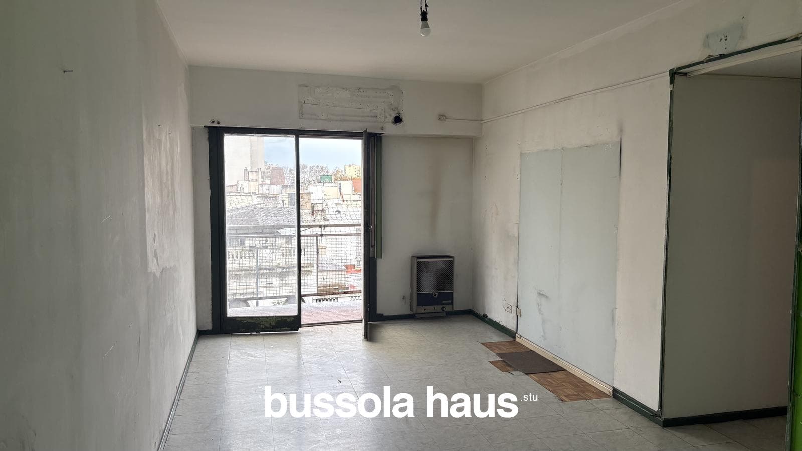 Four-room apartment for sale in Boedo, in need of renovation, with a balcony