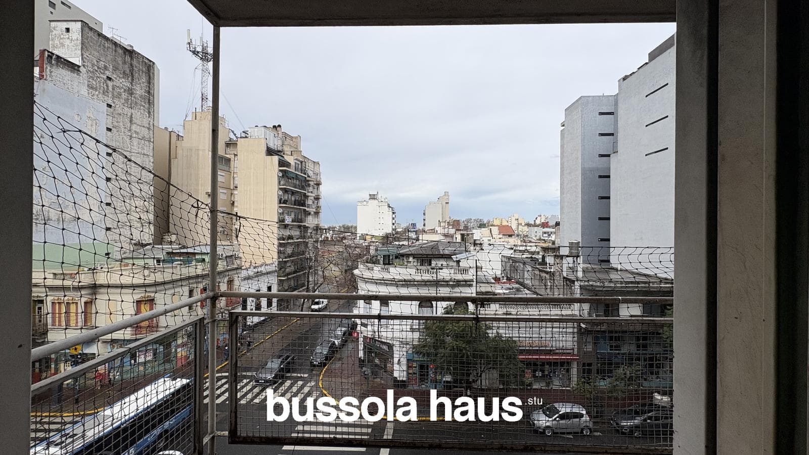 Four-room apartment for sale in Boedo, in need of renovation, with a balcony