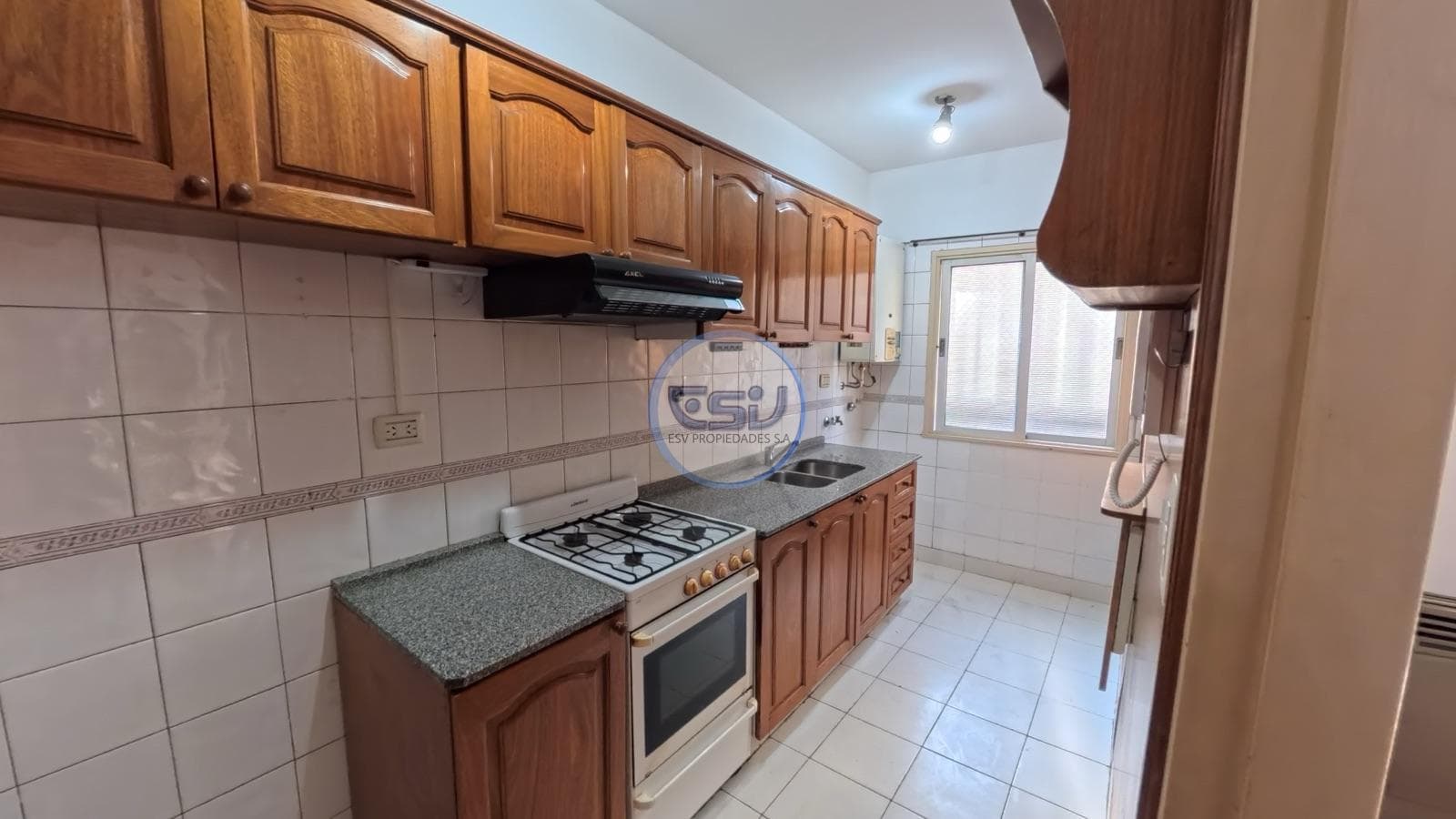 3-room apartment for rent with a balcony and a garage out front, in Caballito.