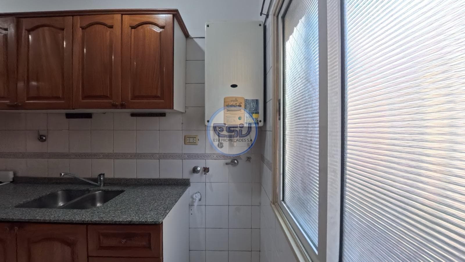 3-room apartment for rent with a balcony and a garage out front, in Caballito.