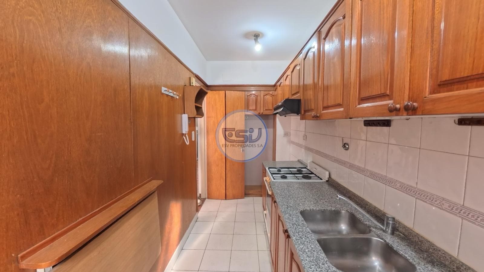 3-room apartment for rent with a balcony and a garage out front, in Caballito.