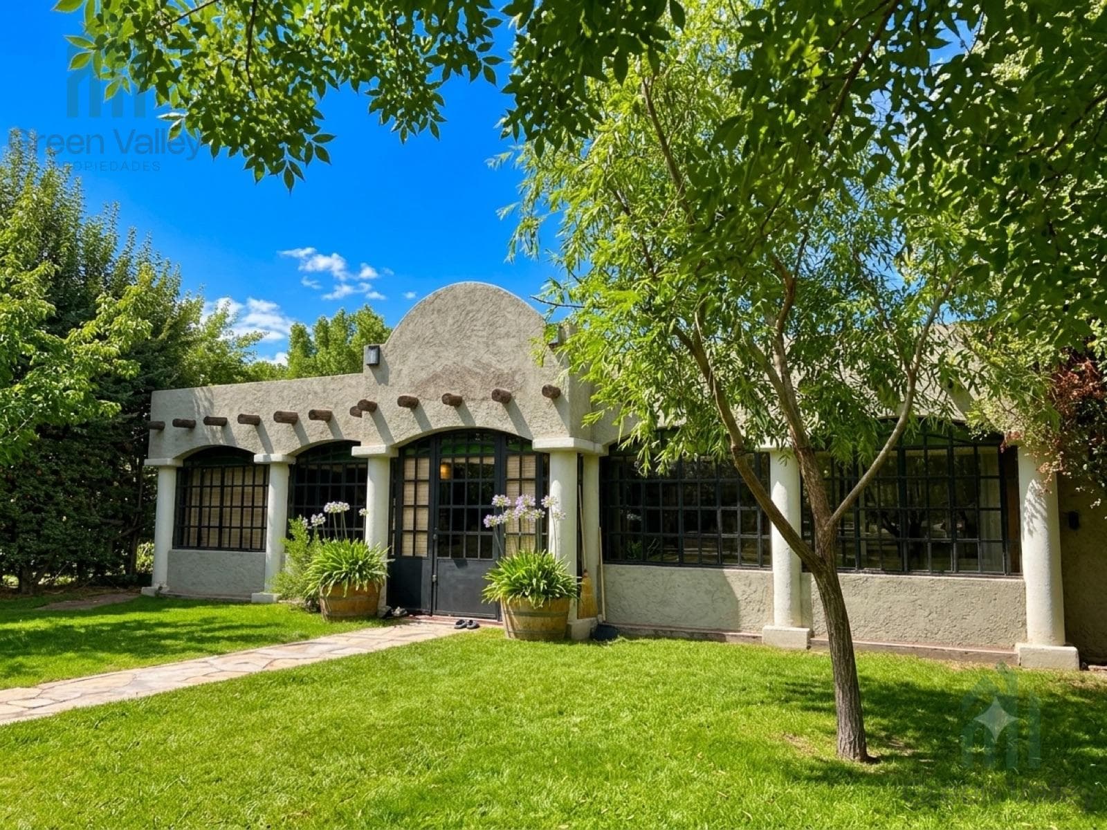 House for Sale in Lunlunta Maipu with a Bright, Enclosed Porch and Pool