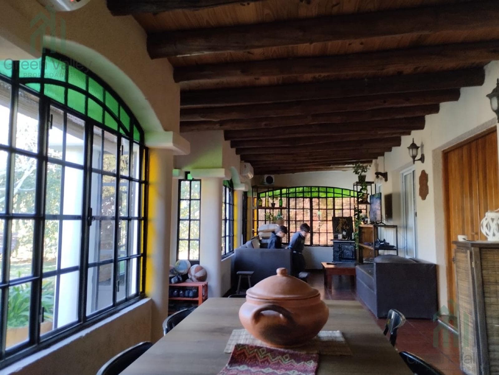 House for Sale in Lunlunta Maipu with a Bright, Enclosed Porch and Pool