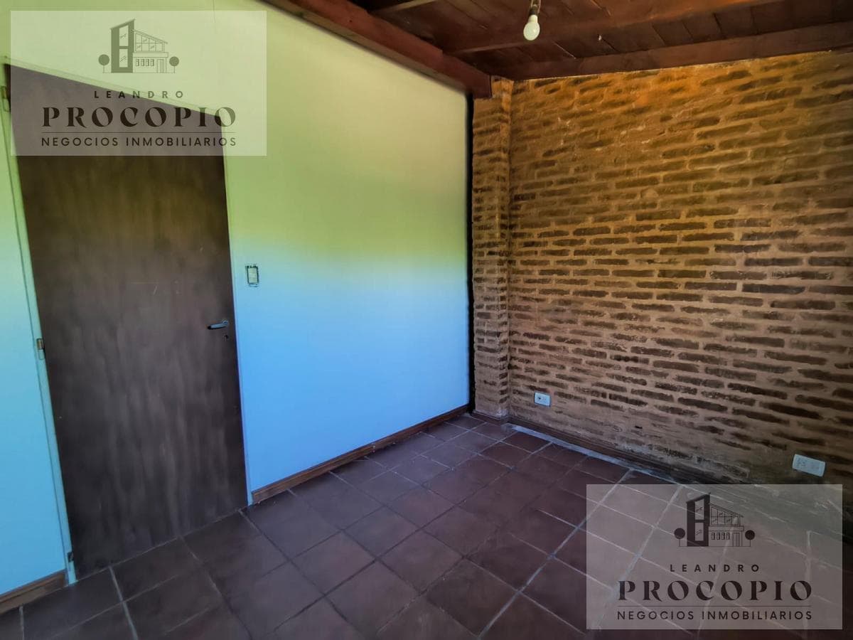 Two-room house for rent in Villa Gobernador Udaondo