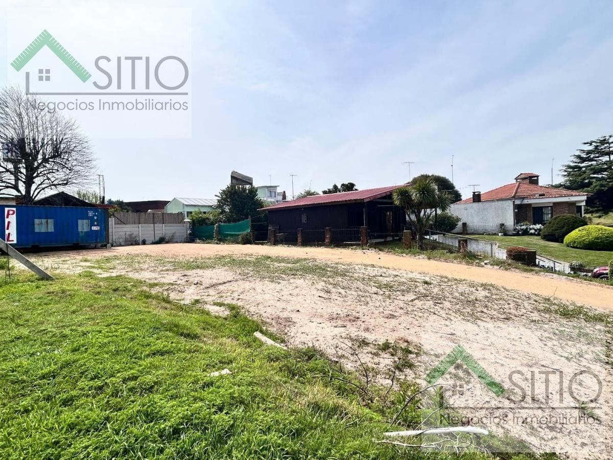 PROPERTY FOR SALE: LAND IN SOUTH ATLANTIDA, BEHIND THE INGLESA STORE