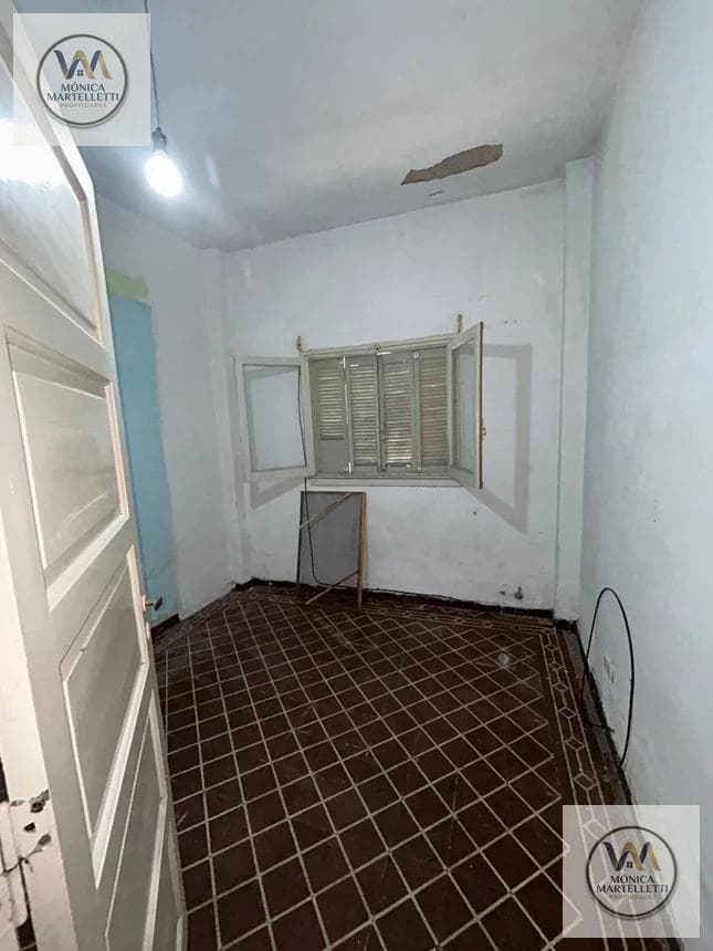 House in need of renovation, 6 bedrooms—EXCELLENT INVESTMENT OR DEVELOPMENT OPPORTUNITY