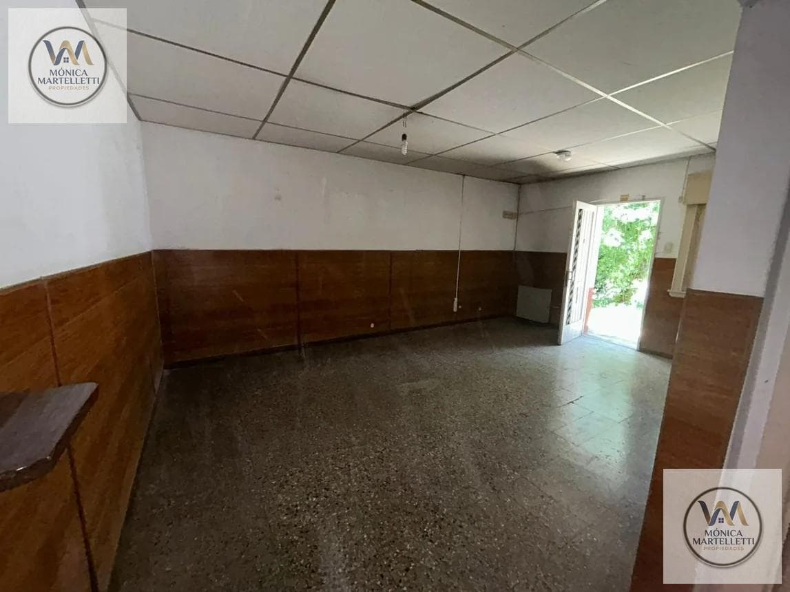 House in need of renovation, 6 bedrooms—EXCELLENT INVESTMENT OR DEVELOPMENT OPPORTUNITY