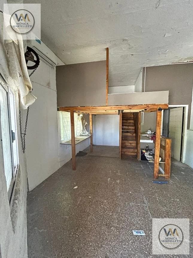 House in need of renovation, 6 bedrooms—EXCELLENT INVESTMENT OR DEVELOPMENT OPPORTUNITY