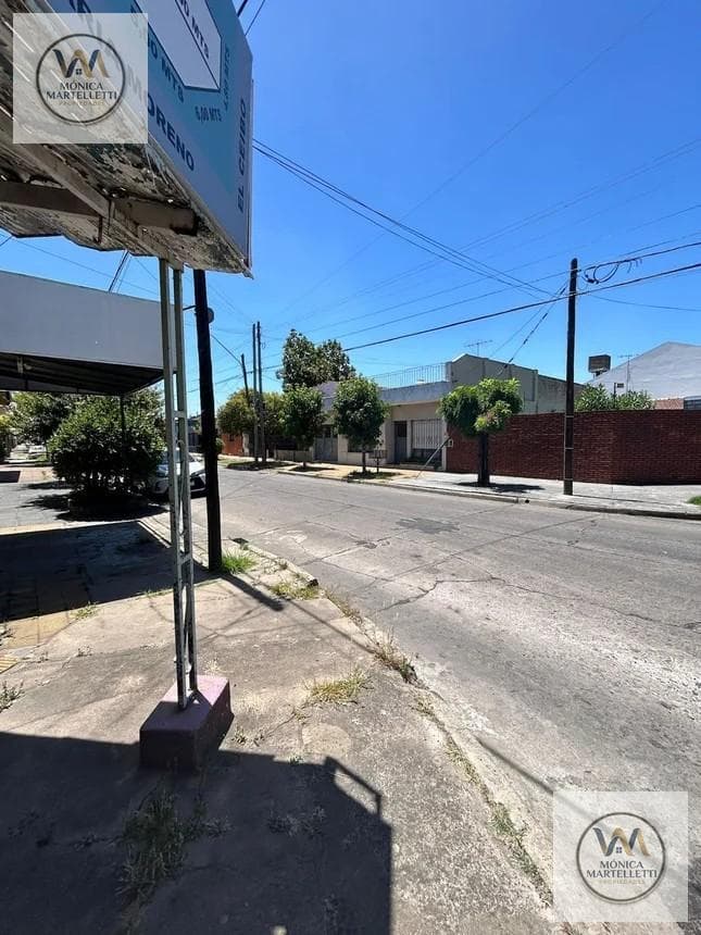 House in need of renovation, 6 bedrooms—EXCELLENT INVESTMENT OR DEVELOPMENT OPPORTUNITY