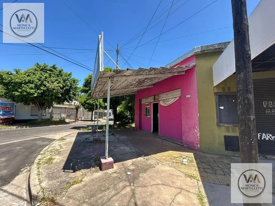 House in need of renovation, 6 bedrooms—EXCELLENT INVESTMENT OR DEVELOPMENT OPPORTUNITY