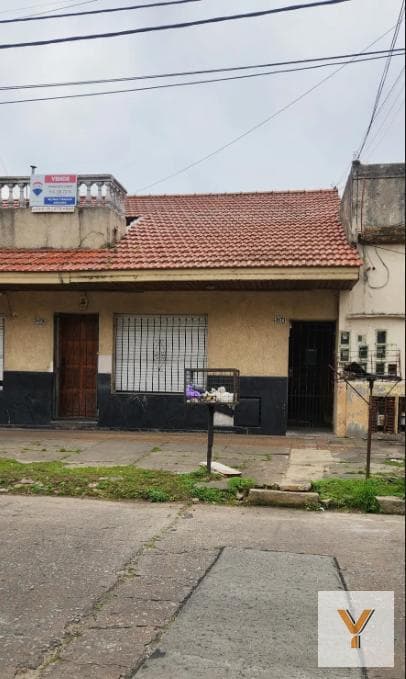House for Sale - 2 Bedrooms, 1 Bathroom - 400 meters - Lanús