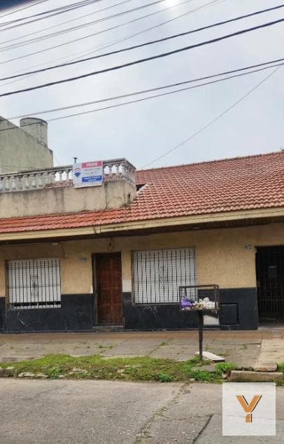 House for Sale - 2 Bedrooms, 1 Bathroom - 400 meters - Lanús