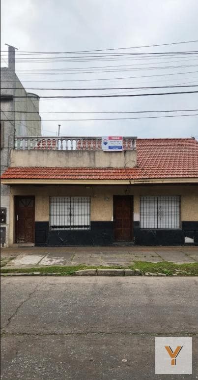 House for Sale - 2 Bedrooms, 1 Bathroom - 400 meters - Lanús