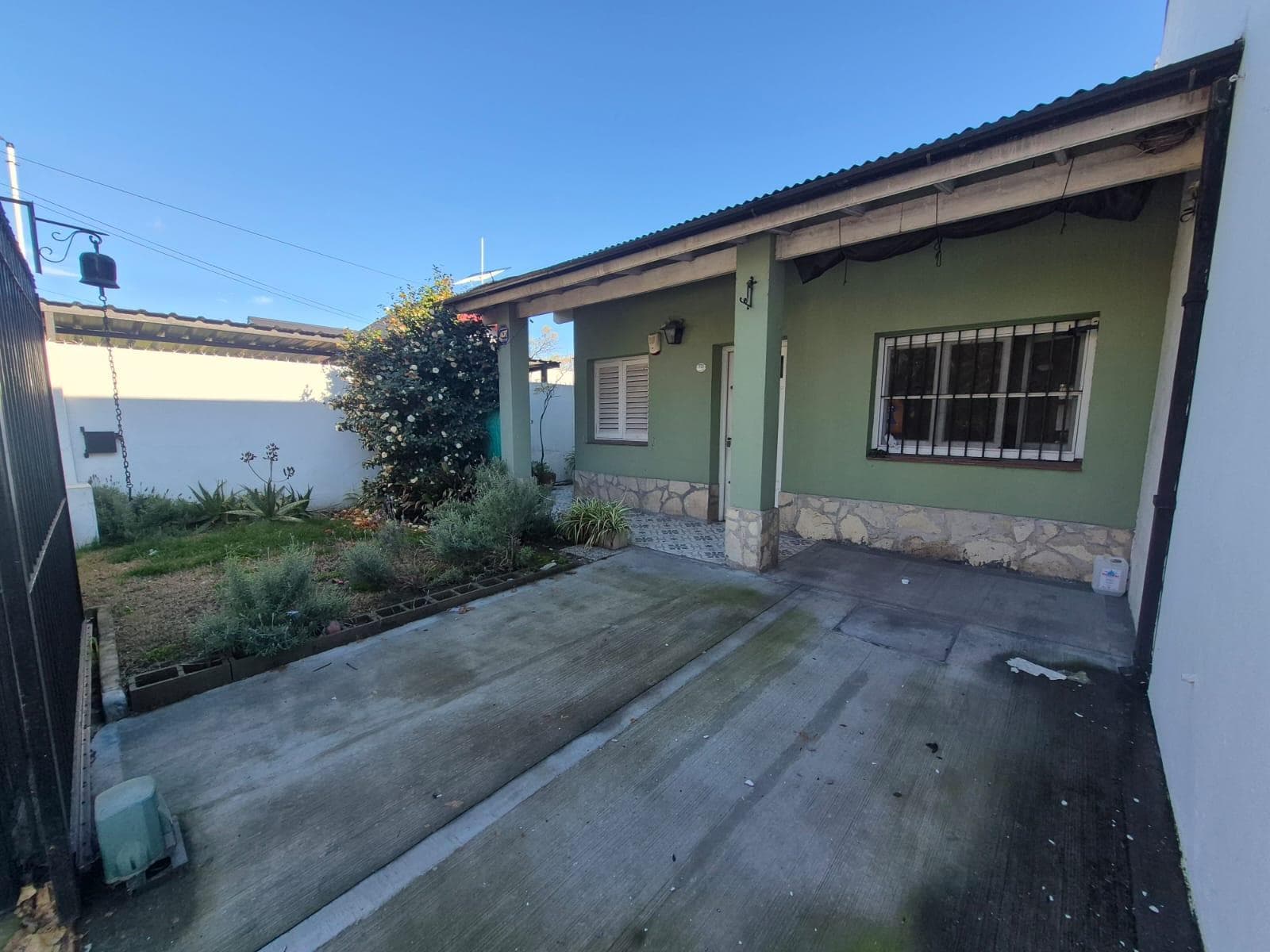 House for Sale: 4-Bedroom Home with Garage in an Excellent Location in Hurlingham, West Buenos Aires
