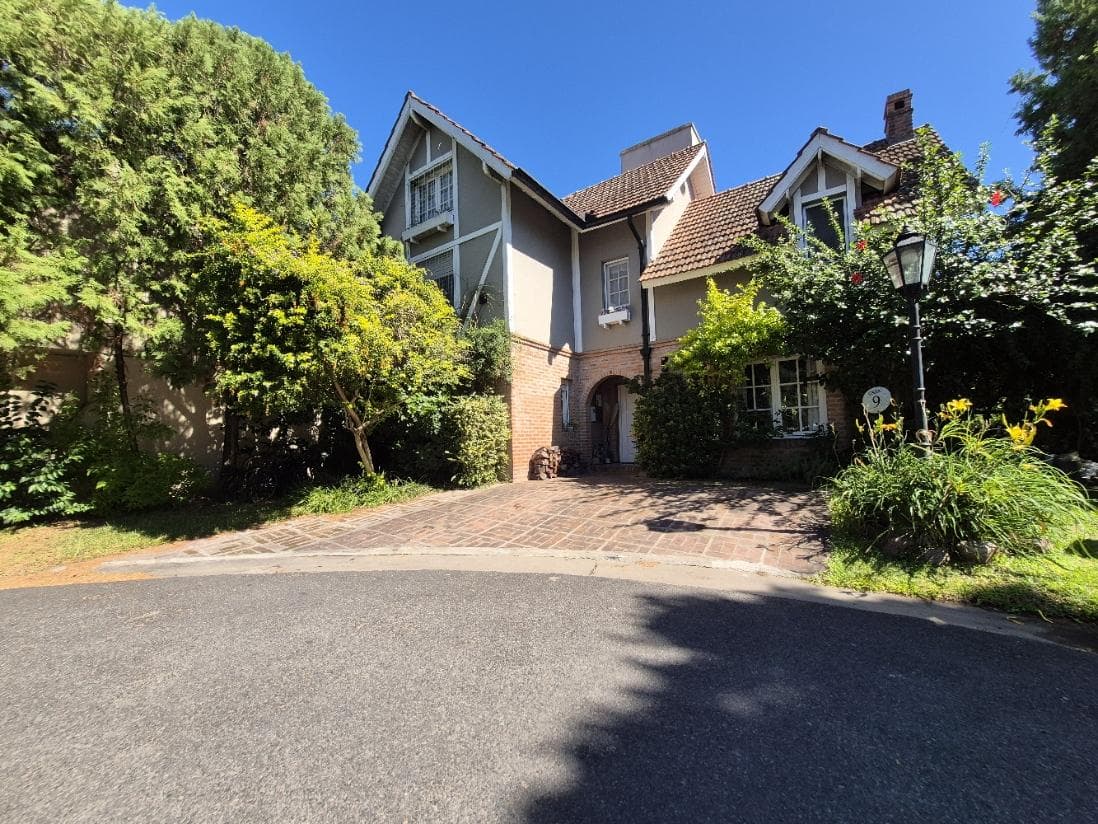 4-Bedroom House for Sale with Guest House, Playroom, Pool, and Grill in Beccar, San Isidro