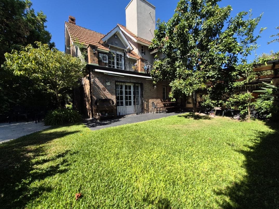 4-Bedroom House for Sale with Guest House, Playroom, Pool, and Grill in Beccar, San Isidro