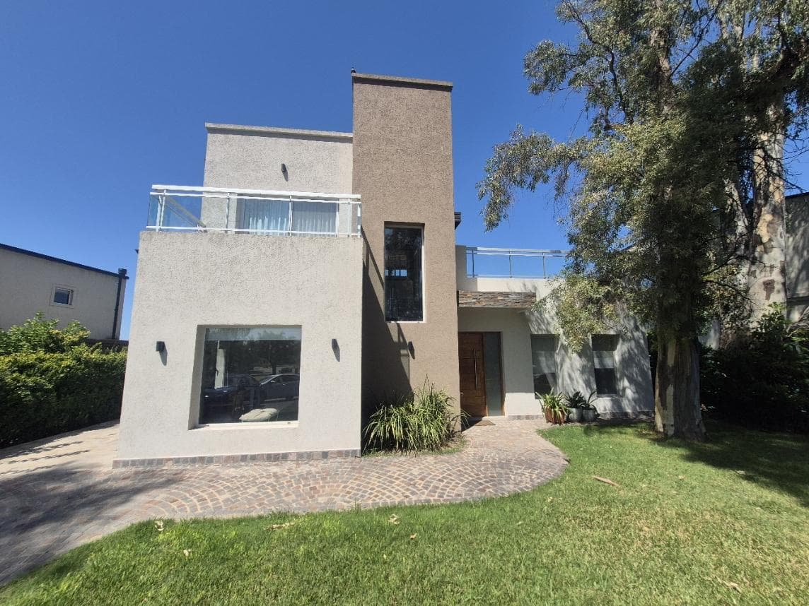 House for Sale with a Pool in Santa Elena