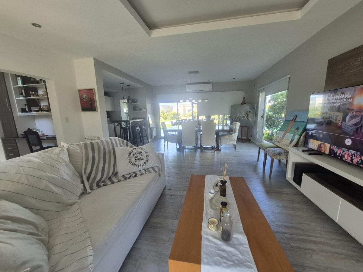House for Sale with a Pool in Santa Elena