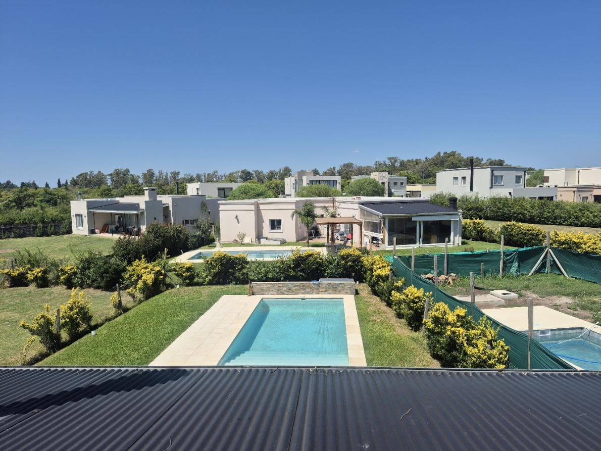 House for Sale with a Pool in Santa Elena