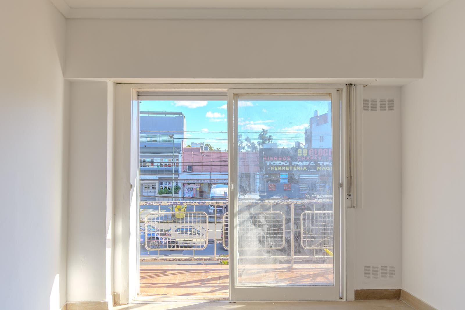 Bright studio apartment for sale in Martínez with a garage