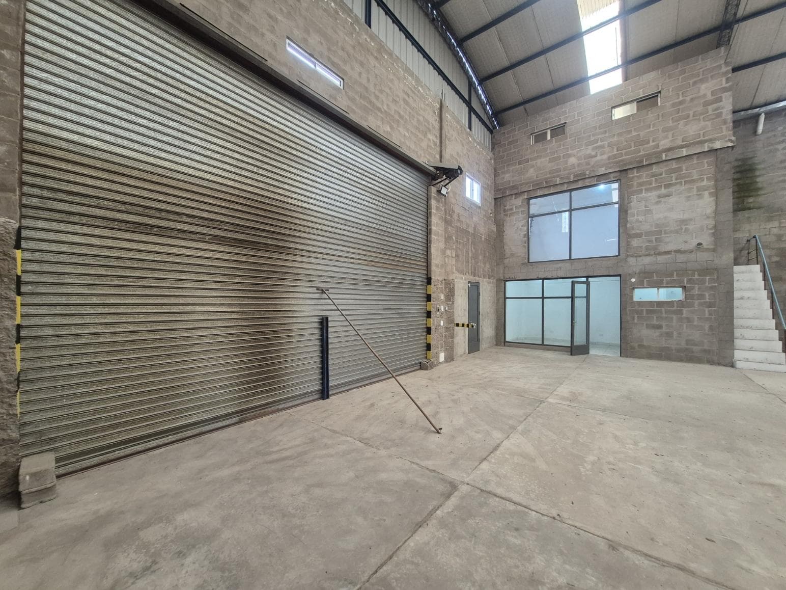 Brand-New 720 m² Warehouse for Rent | 7 m High | Offices | Three-Phase Power | La Lonja – Pilar