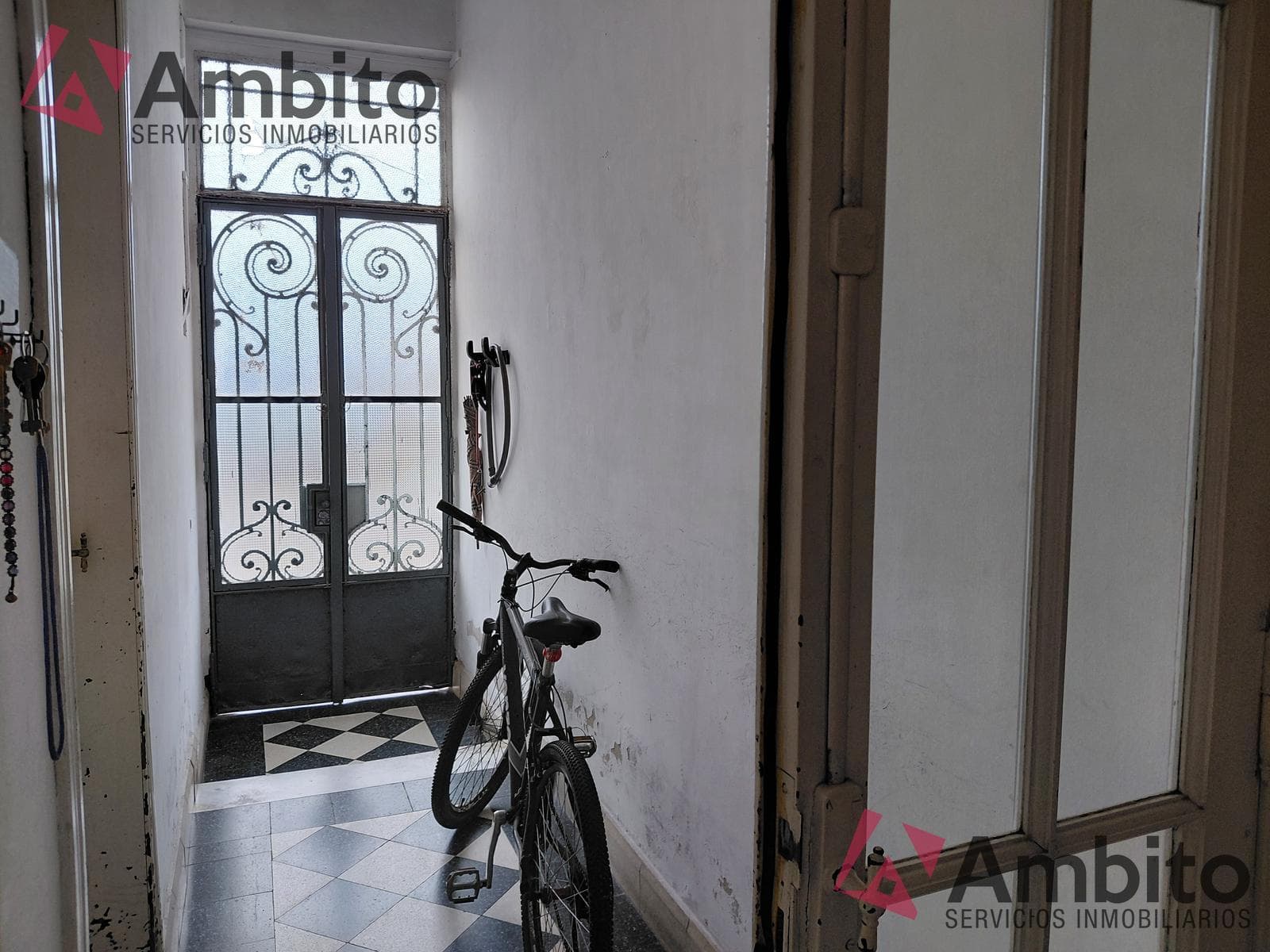 473 m² lot with two separate buildings to be demolished or renovated—La Plata