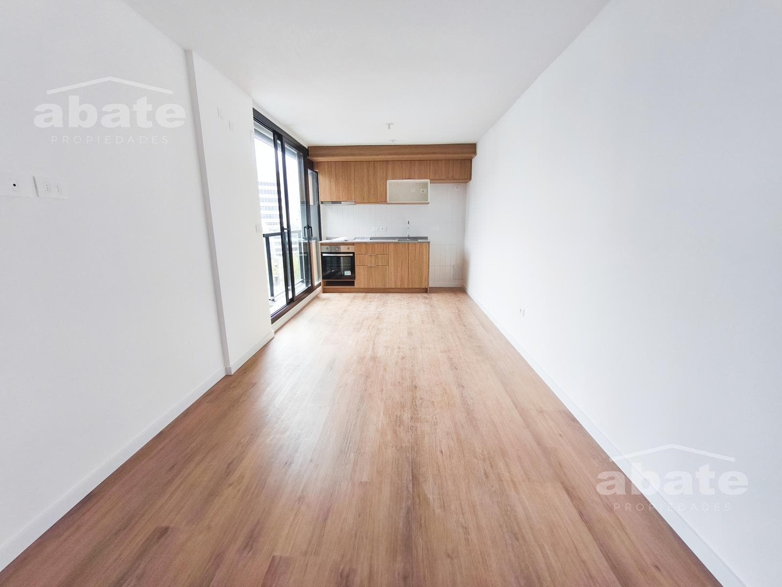 High-floor studio apartment for rent in Cordón, Montevideo